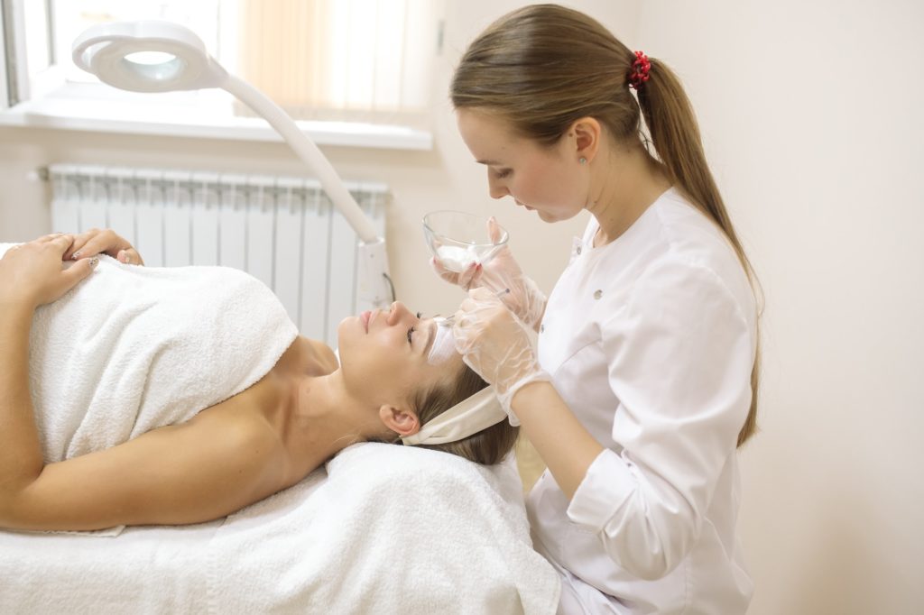 טיפול באקנה בקרקפת הראש