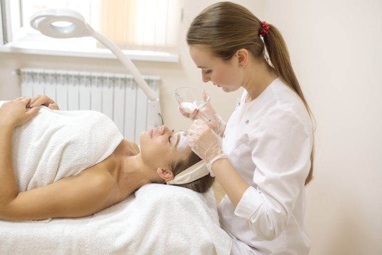 טיפול באקנה בקרקפת הראש